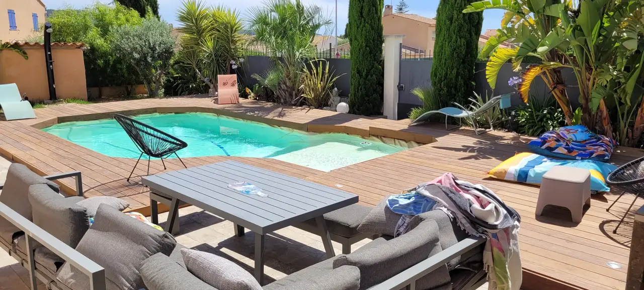Vue sur la piscine et la terrasse de la villa